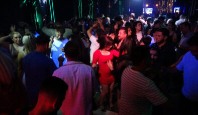 İranlı turistler Van’da eğlence merkezlerinde moral arıyor