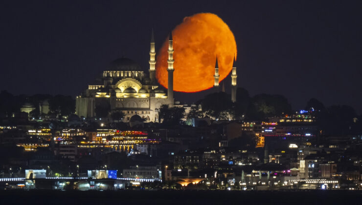 İstanbul’da ilk şişkin Ay, görenleri büyüledi