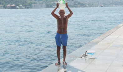 İstanbul’da sıcak havadan bunalanlar denize girdi