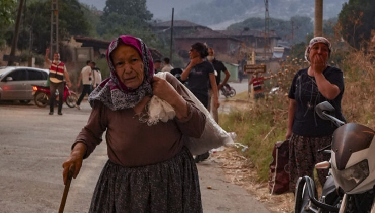 İzmir Ödemiş’te vatandaşlar, yangından kaçmaya çalışıyor