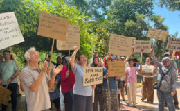 İzmir’de evlerine su verilmeyen vatandaşlar isyan etti