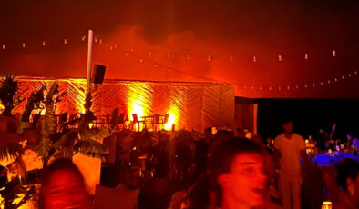 İzmir’deki yangın Çeşme’de eğlenceye engel olmadı