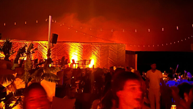 İzmir’deki yangın Çeşme’de eğlenceye engel olmadı