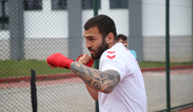 Milli boksör Samet Ersoy, dünya şampiyonluğu için yumruk sallıyor