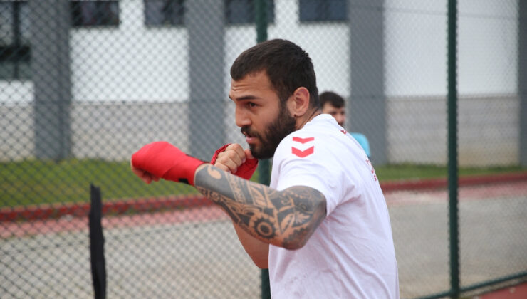 Milli boksör Samet Ersoy, dünya şampiyonluğu için yumruk sallıyor