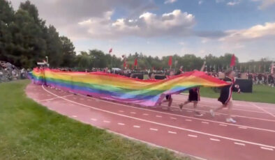 ODTÜ mezuniyette LGBT destek yürüyüşüne sahne oldu