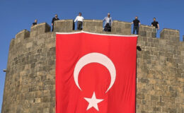 Tarihi Diyarbakır Surları’na ‘Terörsüz Türkiye’ye destek için Türk bayrağı asıldı
