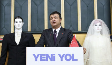 TBMM’de ilginç eylem: Mahmut Arıkan kürsüye gelin ve damat mankeniyle çıktı