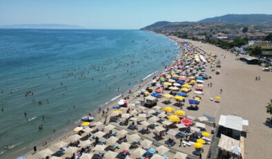 Tekirdağ’da sıcaktan bunalanlar sahillere akın etti: Plajlarda yoğunluk yaşandı