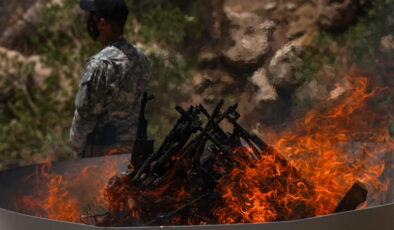 Terör örgütü PKK’lı ilk grubun silahlarını yakması dünya basınında