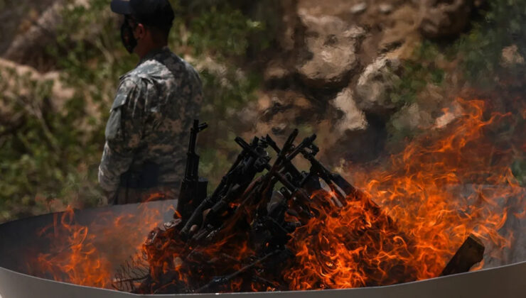 Terör örgütü PKK’lı ilk grubun silahlarını yakması dünya basınında