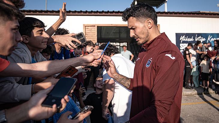 Trabzonsporlu futbolcular, Erzurum’da taraftarla buluştu!