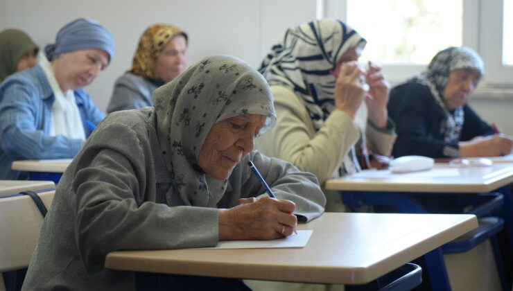 Yaşları onları yıldırmadı: Gaziantep’te ninelerin öğrenme azmi görenleri duygulandırıyor