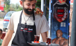 Yozgatlıların ‘maça giden iguana’sı Ökkeş, omuzlardan inmiyor