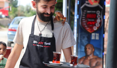 Yozgatlıların ‘maça giden iguana’sı Ökkeş, omuzlardan inmiyor