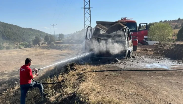 Alucra’da Seyir Halindeki Kamyonet Alevlere Teslim Oldu