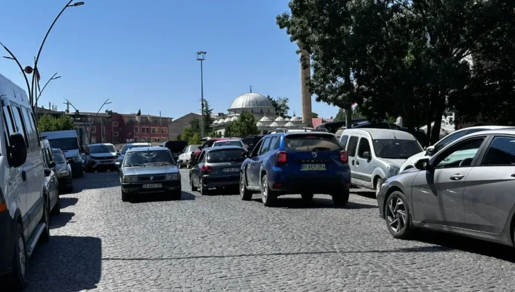 Şebinkarahisar’da Salı Pazarı Trafik Çilesine Dönüştü