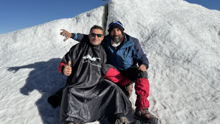 Ağrı Dağı zirvesinde sıra dışı tıraş