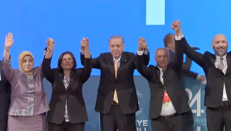 AK Parti’den 24’üncü yaşında gövde gösterisi: 9 belediye başkanına rozet takıldı