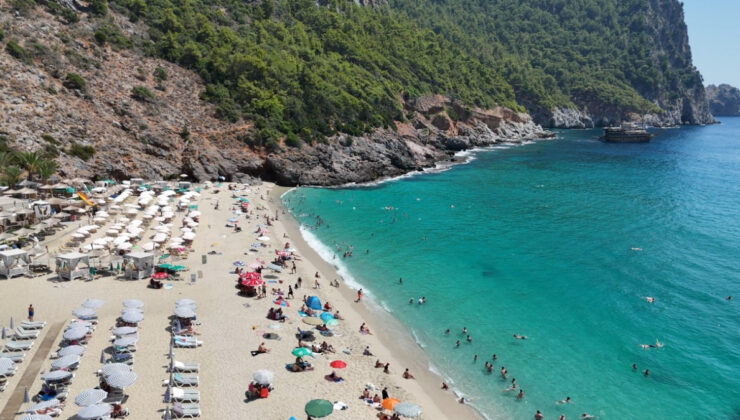Antalya’da termometreler 38 dereceyi gösterdi: Yerli ve yabancı turistler plajları doldurdu