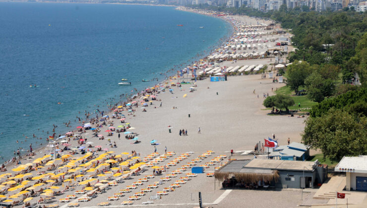 Antalya’daki yüksek sıcaklıklar sonrası Konyaaltı Sahili’nde yoğunluk oluştu