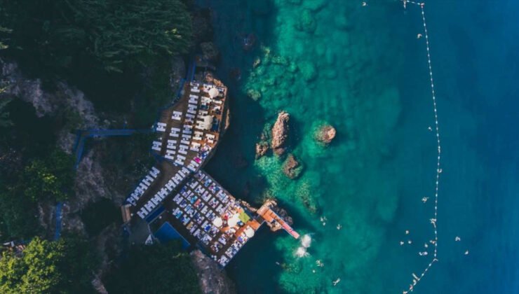 Antalya’nın mavi bayraklı falez plajlarına ziyaretçi akını