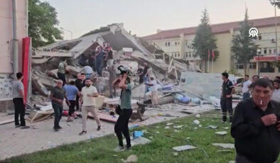 Balıkesir’de 6.1 büyüklüğünde deprem: Bir bina yıkıldı