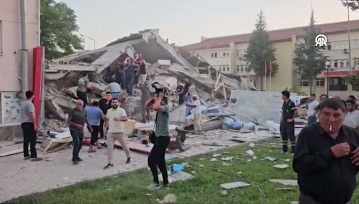 Balıkesir’de 6.1 büyüklüğünde deprem: Bir bina yıkıldı