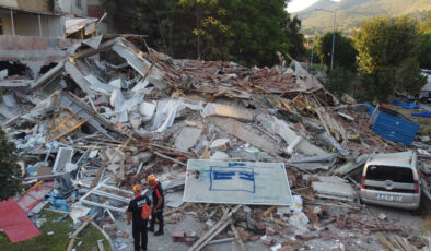 Balıkesir’de yıkılan bina sabahın ilk ışıkları ile havadan görüntülendi