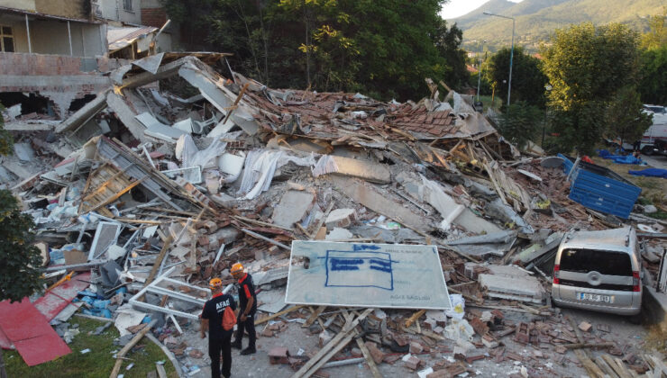 Balıkesir’de yıkılan bina sabahın ilk ışıkları ile havadan görüntülendi