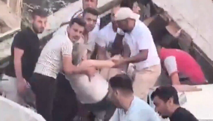 Balıkesir’deki depremde yıkılan binadan 5 kişi kurtarıldı