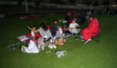 Balıkesir’in Sındırgı’da vatandaşlar geceyi stadyumda geçirdi