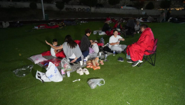 Balıkesir’in Sındırgı’da vatandaşlar geceyi stadyumda geçirdi