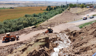 Batman’da sulama kanalından akan su ve çamur, yolu kapattı