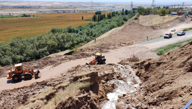Batman’da sulama kanalından akan su ve çamur, yolu kapattı