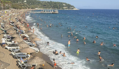 Bodrum’da yerli ve yabancı turistler sahillere akın etti