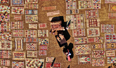 Bu hasat başka! Antalya’da buğday tarlalarındaki halılar toplanıyor