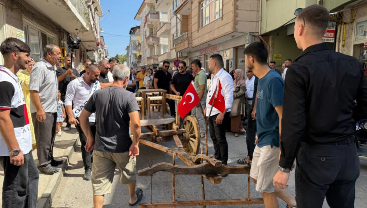 Bursa’da ilginç düğün geleneği: Arkadaşları öküz arabası hazırlattı