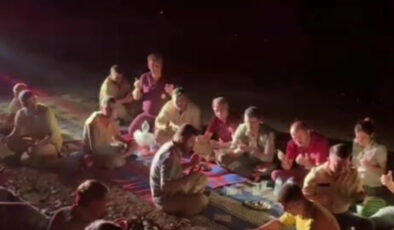 Bursa’da yangınlarla mücadele eden ekipler her akşam yemeğinden sonra dua ediyor