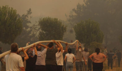 Çanakkale’de vatandaşlar, yangınla mücadele eden ekiplere destek oluyor