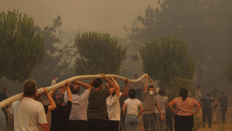 Çanakkale’de vatandaşlar, yangınla mücadele eden ekiplere destek oluyor