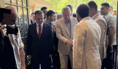 Cumhurbaşkanı Erdoğan’ın yazlık takım elbisesi gündem oldu