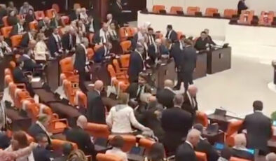 Devlet Bahçeli, Özgür Özel ile tokalaştı