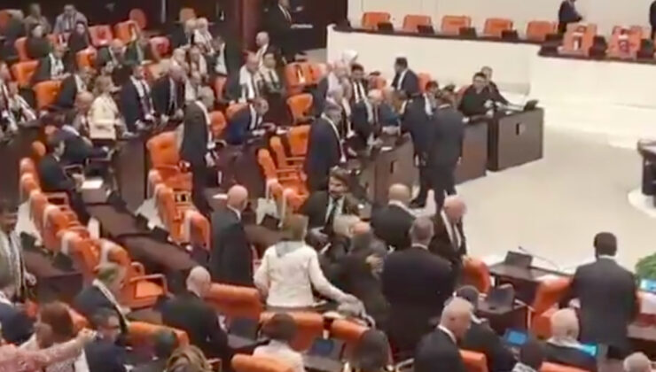 Devlet Bahçeli, Özgür Özel ile tokalaştı