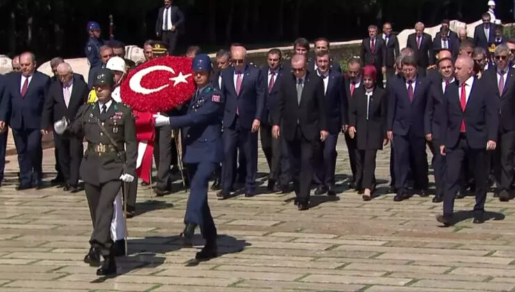 Devlet erkanı Anıtkabir’i ziyaret etti