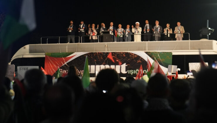 Diyanet İşleri Başkanı Ali Erbaş, İstanbul’daki Gazze yürüyüşünde dua etti