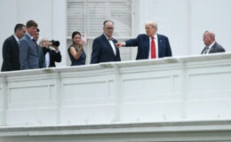 Donald Trump Beyaz Saray’ın çatısına çıktı
