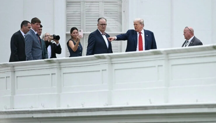 Donald Trump Beyaz Saray’ın çatısına çıktı