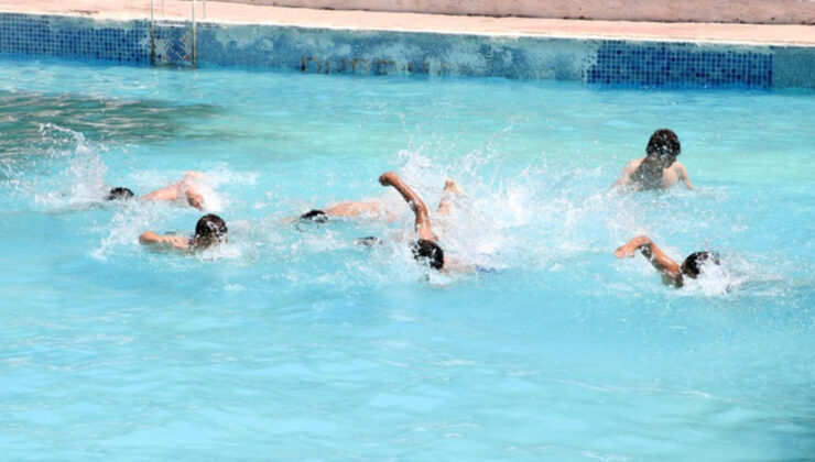 Erciyes’in eriyen karlarından beslenen havuz, serinletiyor