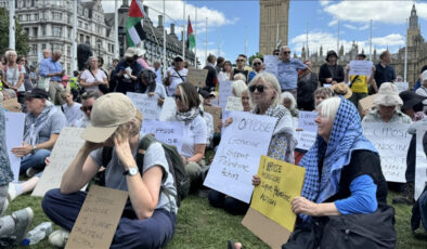 Filistin’e destek grubunun terör örgütü ilan edildiği İngiltere’de 400’den fazla kişi gözaltına alındı